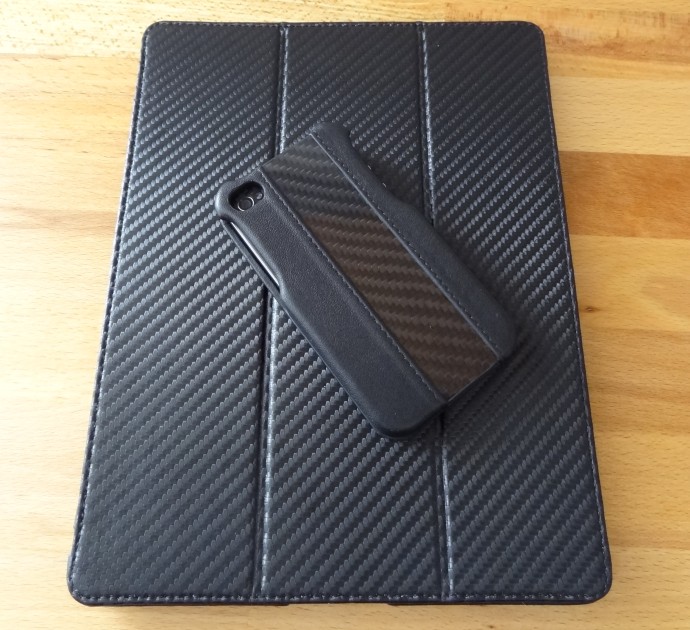 ion CarbonCover für iPad 2 und ion LeatherShell für iPhone 4
